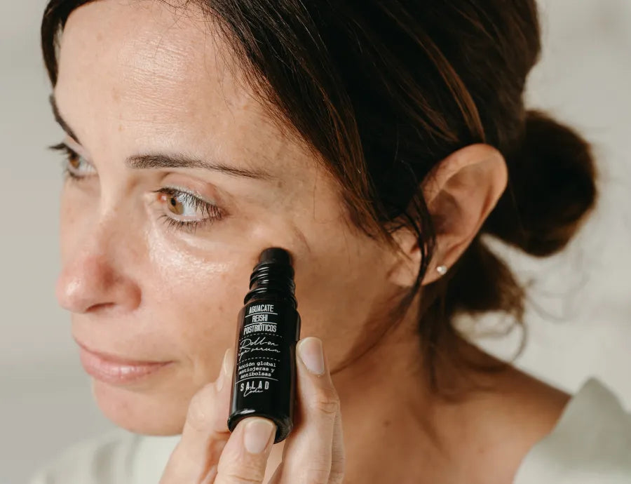 Aplicación del roll-on desde el lagrimal hacia la sien siguiendo el hueso orbital